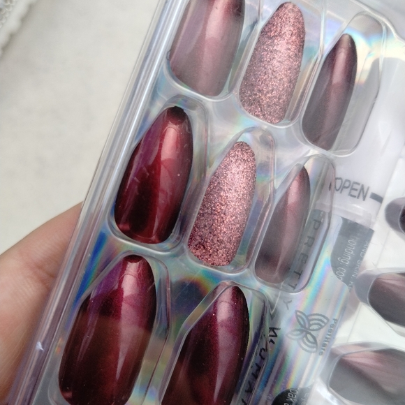 Shimmer Burgundy Nail Set - Picture 2 of 3